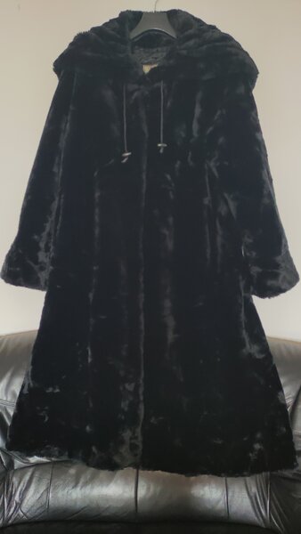 Vand haina de blana artificiala, lunga, eleganta,