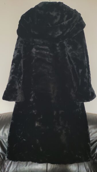 Vand haina de blana artificiala, lunga, eleganta,