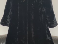 Vand haina de blana artificiala, lunga, eleganta